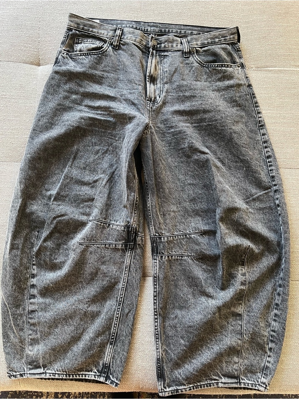 GAP Curved Leg Barrel Style Jeans Black Acid Wash Size 33 16R